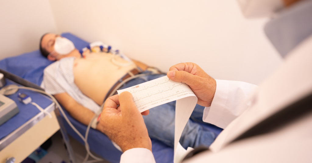 El electrocardiograma debe ser anterior a la determinación de troponinas cardíacas