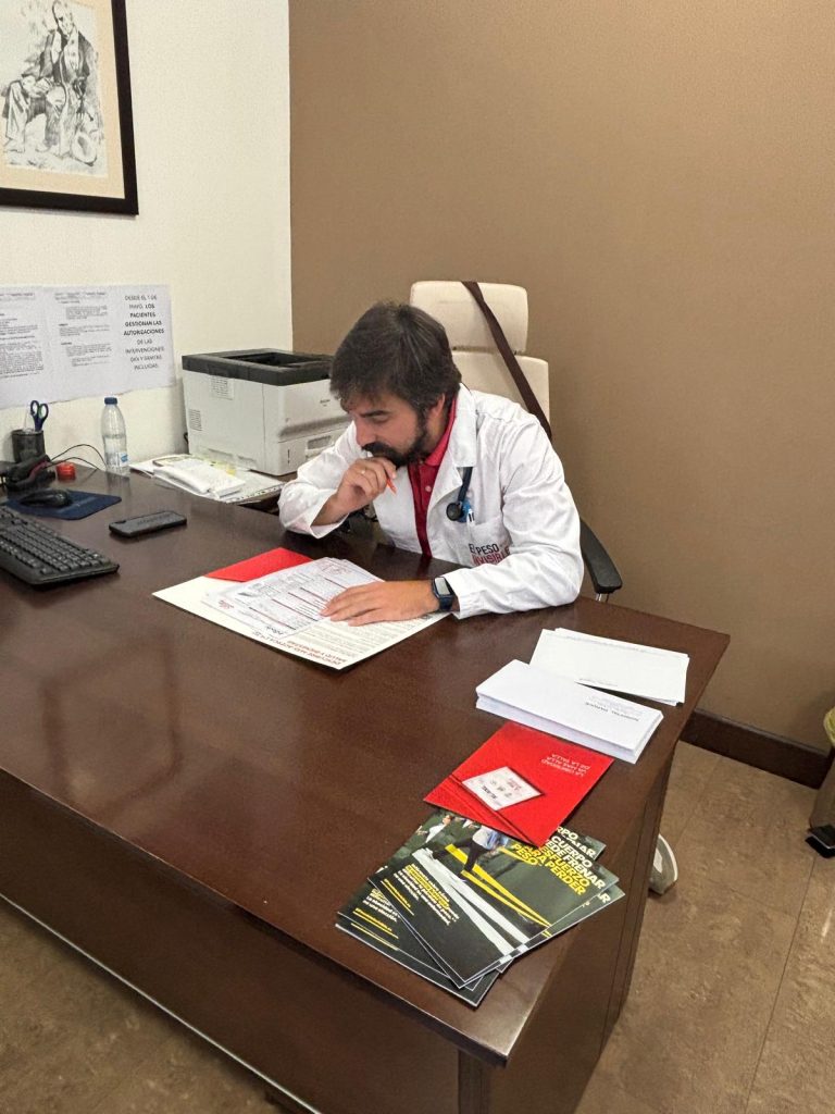 Viendo un informe de la composición corporal en la consulta